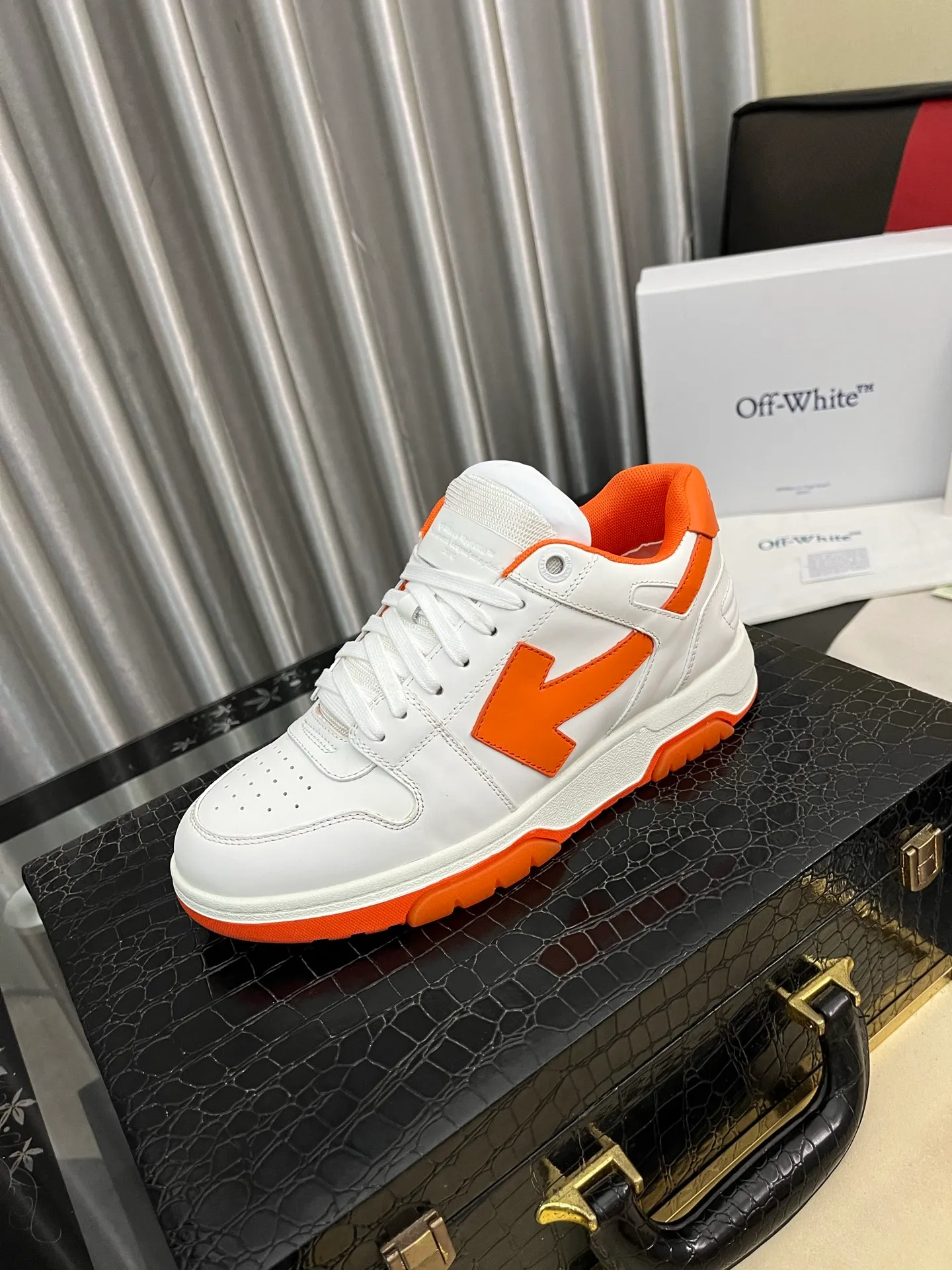 Men's shoes 💰600⌚️⌚️ OFF-White C/O VirGil Abloh fashionable and versatile casual shoes. Exclusive first release of the new model. Made of environmentally friendly cowhide leather and mesh fabric upper material. The insole is embedded with foam cushioning EVA material. The correct midsole is equipped with EVA lightweight cushioning. External tooth nail rubber outsole. The correct accessories can be customized simultaneously. Women's model: 35-40 Men's model: 39-45